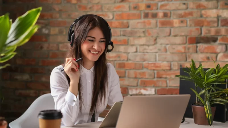 portrait-woman-customer-service-worker